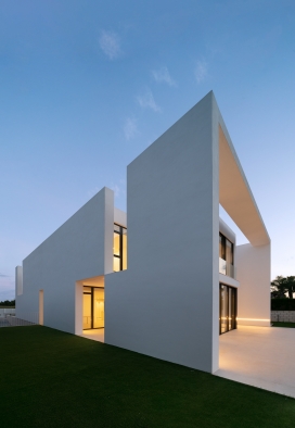 RUBIK HOUSE-白色魔方屋建筑设计欣赏