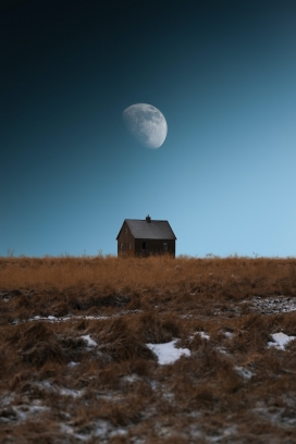 浪漫的圆月小屋风景图