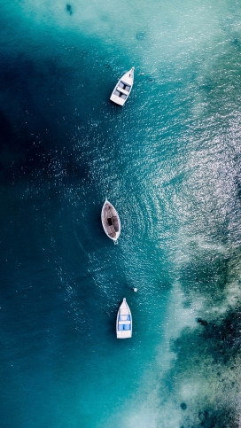 高空俯拍的蓝海帆船