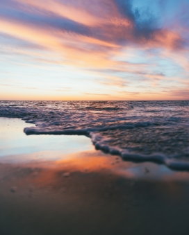 晚霞下的潮汐海水