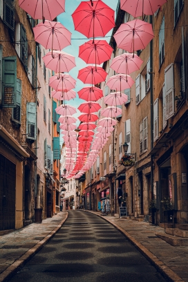 挂满粉红红色雨伞的街道