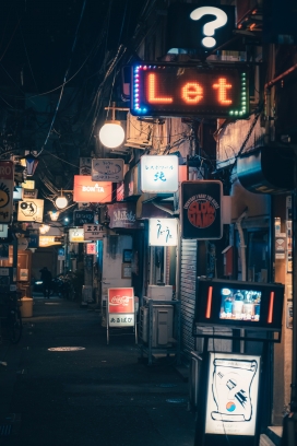 日式风情街头夜景图