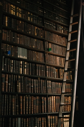 复古的图书馆书柜与楼梯