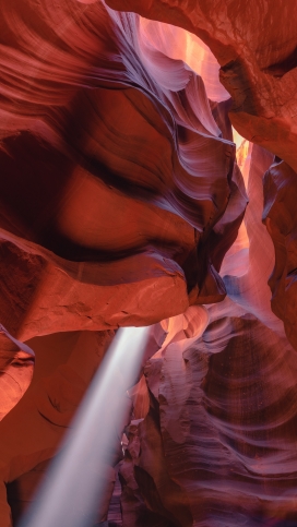丹霞地貌洞穴的一束光