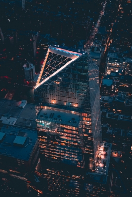 三角屋顶城市建筑夜景图