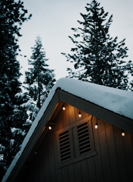 雪景中的三角木屋