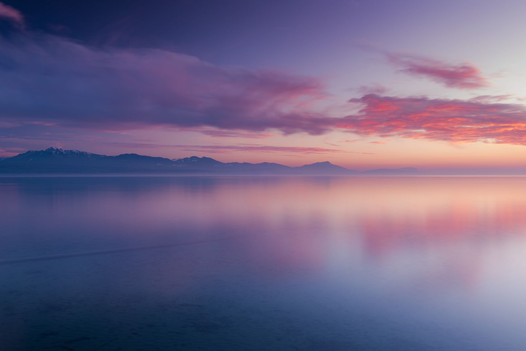 瑞士湖泊的鲜艳色彩---酷图编号1365151