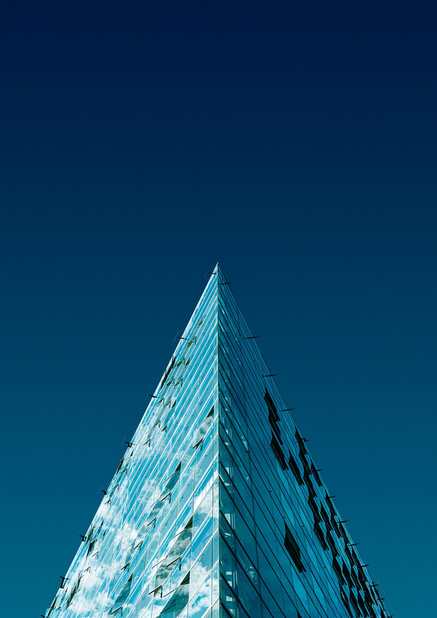 蓝天下的三角建筑图图片