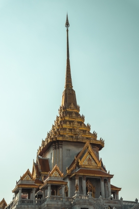 尖尖的泰国寺庙屋顶