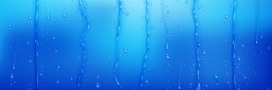 蓝色玻璃上的雨滴露水