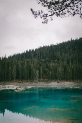 蓝色湖泊森林风景图