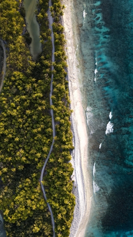 无人机高空俯拍的海岸线公路风景图
