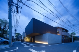东京用堆叠的建筑建造住宅