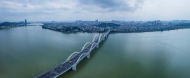 现代化城市跨江立交桥图