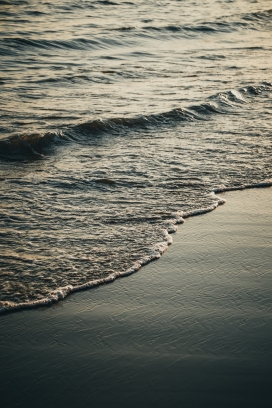 黄昏下的海浪海潮
