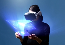 戴VR眼镜手拿透明科技屏幕科技图