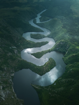 高空俯拍的蛇形蜿蜒河谷山河图