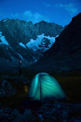 冬季雪山下的帐篷-体验浪漫的冬日之旅
