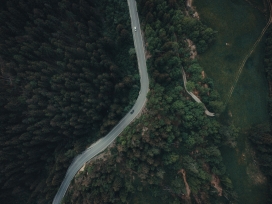 空中视角-森林公路的神秘之美