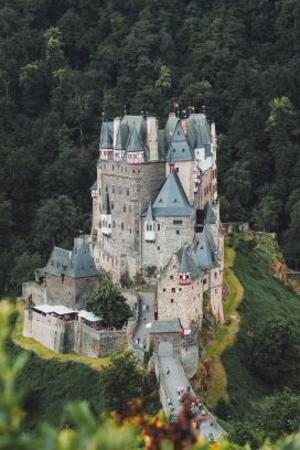 远方的城堡建筑图