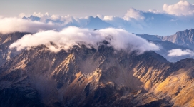 白云白雾下的群山山峦风景图
