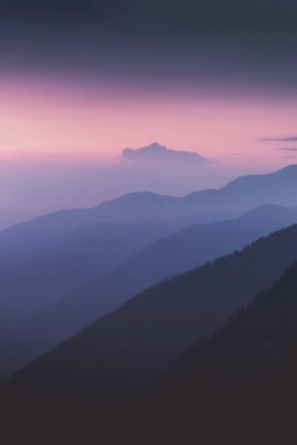 粉紫晚霞下的山脉群山风景图
