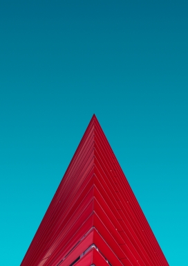 蓝天下的红色三角建筑