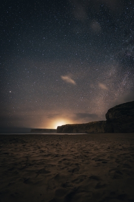 繁星下的沙滩风景图