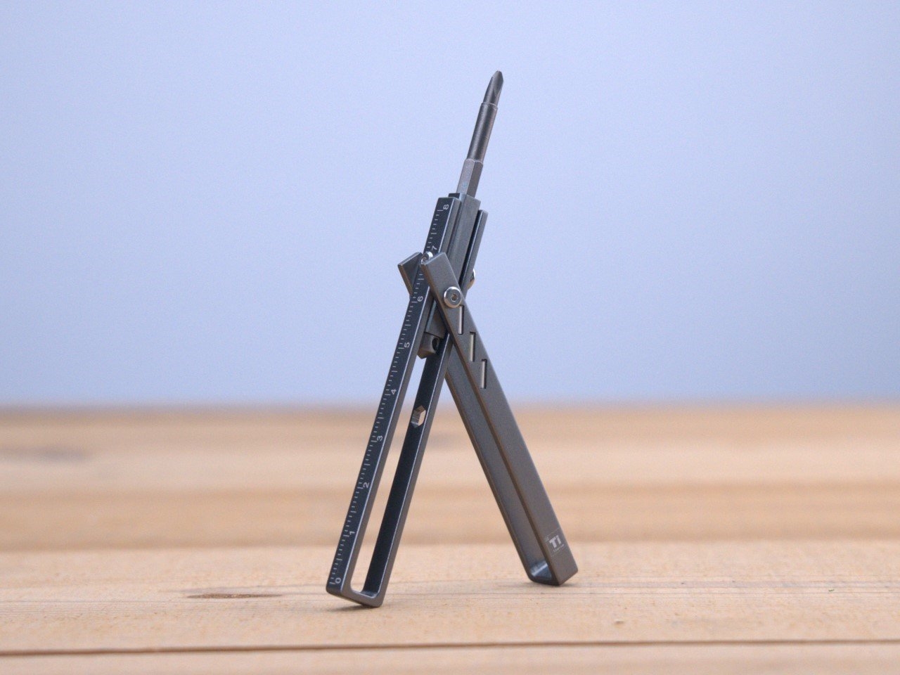 以紧凑形式包装了多功能性的6合1钛EDC螺丝刀工具图片