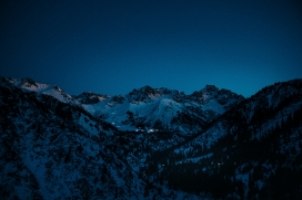 蓝色天空下的雪山夜晚