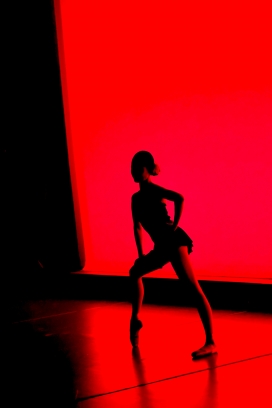 红色光影下的舞蹈女郎