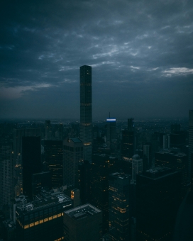 乌云笼罩下的城市高楼大厦