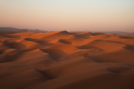 坑坑洼洼的沙丘荒漠