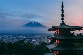 富士山雪山下的日式塔楼