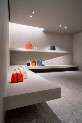 John Pawson为米兰Valextra商店完成了画廊风格的室内设计