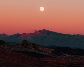 山脉上空的月亮风景