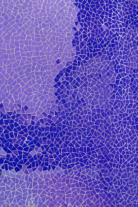 蓝紫色开裂有序的瓷砖图