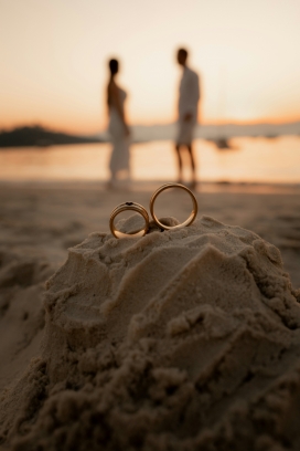 沙滩情侣的戒指