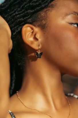 非洲戴耳钉女性侧面图