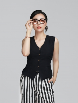 身穿黑白条纹裤子戴眼镜的亚洲职场女性