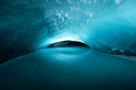 蓝色冰窟窿河道隧道图