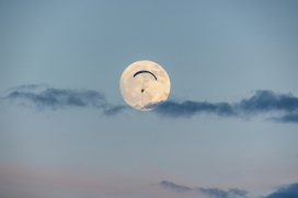 乌云月光下的滑翔伞运动员