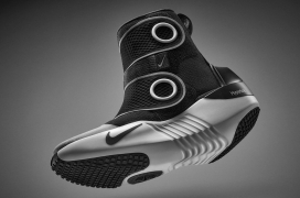 采用空气压缩技术为运动员脚部按摩，为热身和恢复带来福音的耐克Hyperice战靴