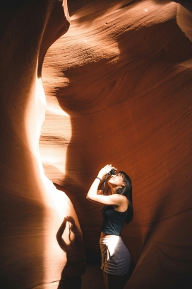 躲在丹霞洞穴拍照的女摄影师