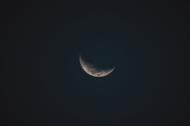 黑色夜空下的月牙月球