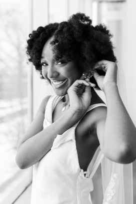 戴耳钉的非洲女性黑白照片