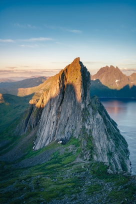 湖泊山美景