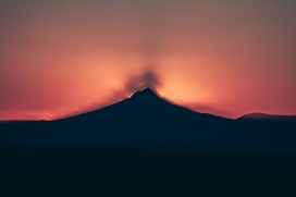 粉红色晚霞的火山