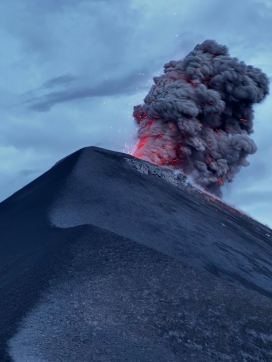 火山爆发冒烟图片