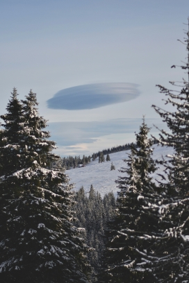 冬季雪山上空的团云风景